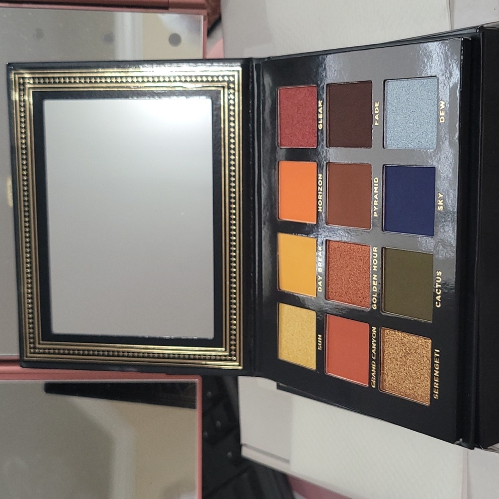 EYE SHADOW PALETTE